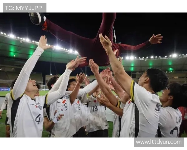 国足比赛中途换人引发热议球迷对战术调整和球员状态的不同看法